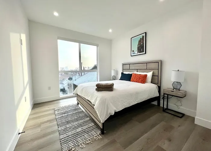 Exclusive Artist Gallery Home - Central La Location